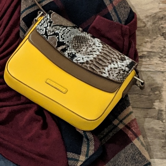 Vera Bradley Handbags - Vera Bradley crossbody